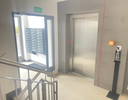 Unicka3 klatka schodowa wejście